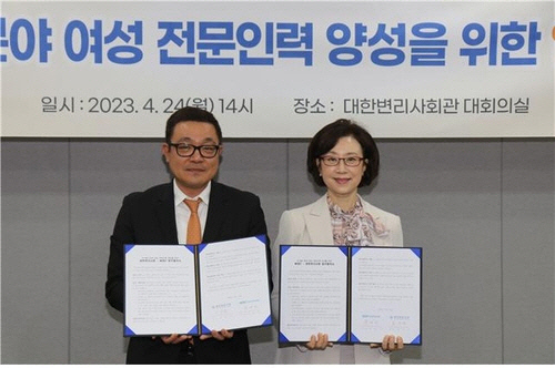 문애리(오른쪽) 한국여성과학기술인육성재단 이사장과 홍장원 대한변리사회 회장(왼쪽)이 '특허 기반 연구개발(IP-R&D)' 분야 여성과학기술인 진출 및 활용 확대를 위한 업무협약을 맺고 기념촬영하고 있다. [한국여성과학기술인육성재단 제공]